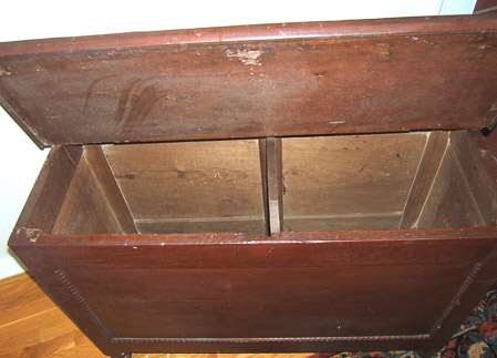 0018 7664 Partitioned hinged lid chest interior