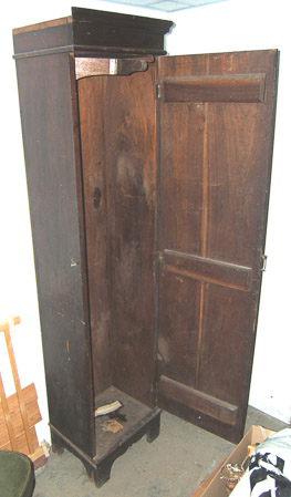0037 7696   Bracket footed cabinet