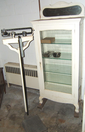 0044 F7076 ca 1920 Medical cabinet & scale