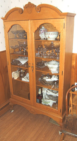 0047 6955 Oak clawfooted cabinet