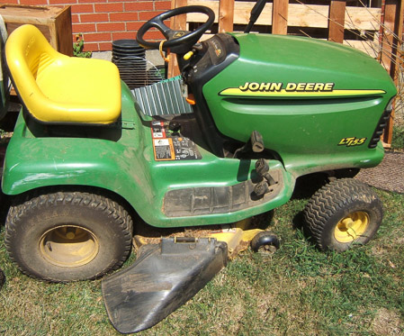 0086 7559 John Deere riding mower