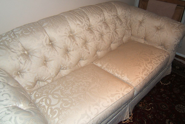 012 4067 Lg Newer Tufted Back Sofa