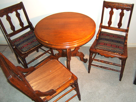 0019 7939 Parlor table & side chairs